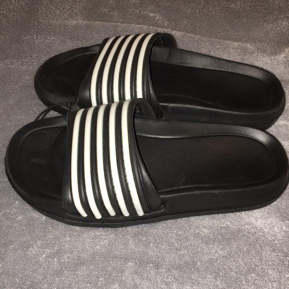 SOLD 🛑Boys Slip-On Sandals NWOT Size 12 - Picture 4 of 5